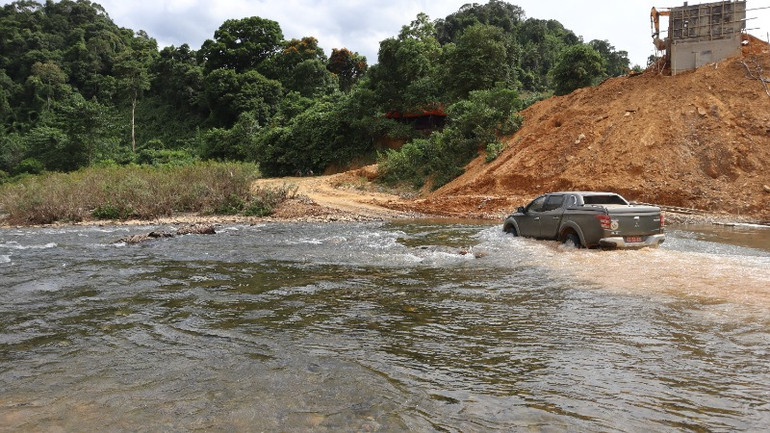 Một đoạn đường từ trung tâm xã Môn Sơn (huyện Con Cuông) vào bản Búng và bản Cà Phạt.
