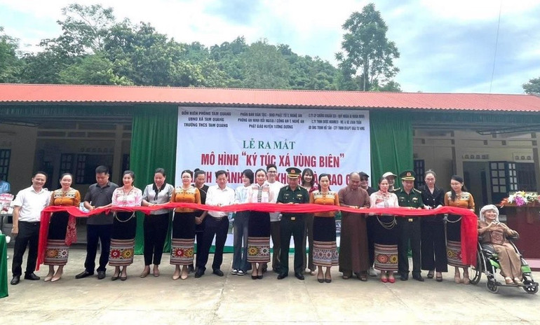 Các đại biểu cắt băng khánh thành, đưa vào sử dụng mô hình “Đồng hành cùng ký túc xá vùng biên” ở xã Tam Quang.