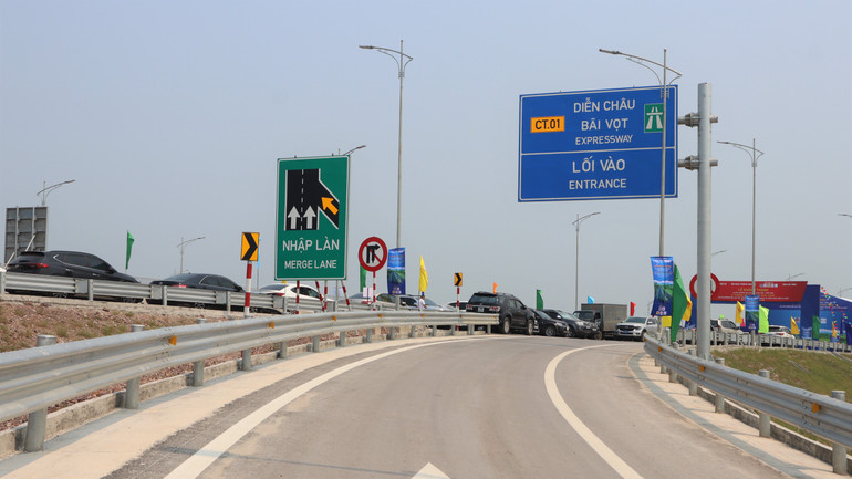 Một trong các lối vào cao tốc Diễn Châu-Bãi Vọt.