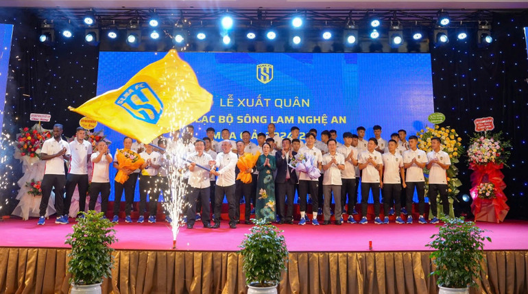 Sông Lam Nghệ An xuất quân mùa giải 2024/25 tràn đầy khí thế.