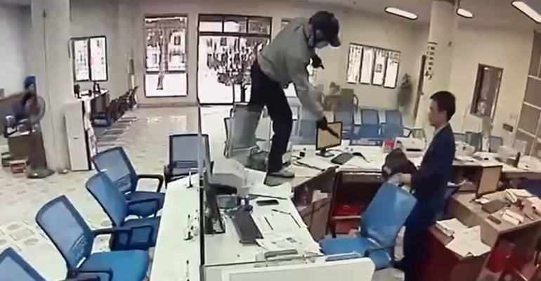 Đối tượng thực hiện hành vi cướp ở Ngân hàng Vietinbank chi nhánh Cửa Lò chiều ngày 1/2. (Ảnh: cắt từ video clip)