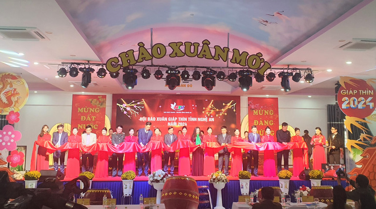 Lễ cắt băng khai mạc Hội Báo Xuân Giáp Thìn tỉnh Nghệ An năm 2024.