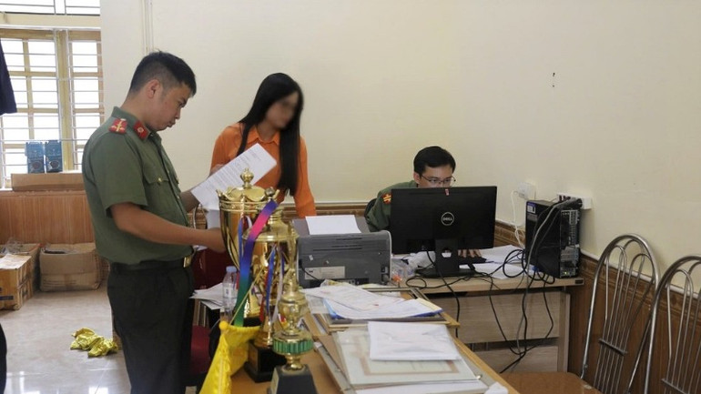 Lực lượng chức năng tiến hành khám xét nơi ở, nơi làm việc của Tôn Quý Hòa.