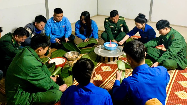 Cán bộ, chiến sĩ Đồn Biên phòng Ngọc Lâm cùng tuổi trẻ địa phương tổ chức gói bánh Tết. Cán bộ, chiến sĩ Đồn Biên phòng Ngọc Lâm cùng tuổi trẻ địa phương tổ chức gói bánh Tết.