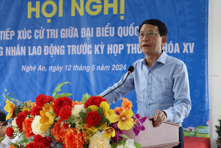 Phó Giám đốc Sở Lao động, Thương binh và Xã hội tỉnh Nghệ An Vi Ngọc Quỳnh trả lời một số thắc mắc của công nhân, lao động. Phó Giám đốc Sở Lao động, Thương binh và Xã hội tỉnh Nghệ An Vi Ngọc Quỳnh trả lời một số thắc mắc của công nhân, lao động.