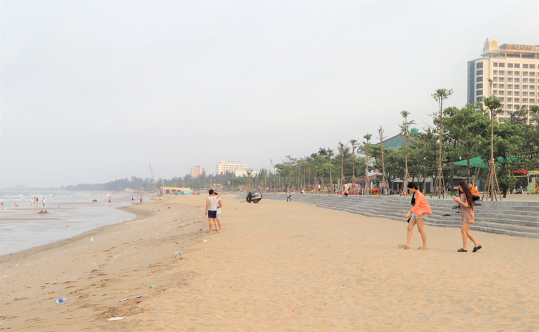 Biển Cửa Lò thêm phần cuốn hút bởi bờ kè chắn sóng kết hợp với đường dạo bộ ven biển mới được đầu tư, xây dựng.