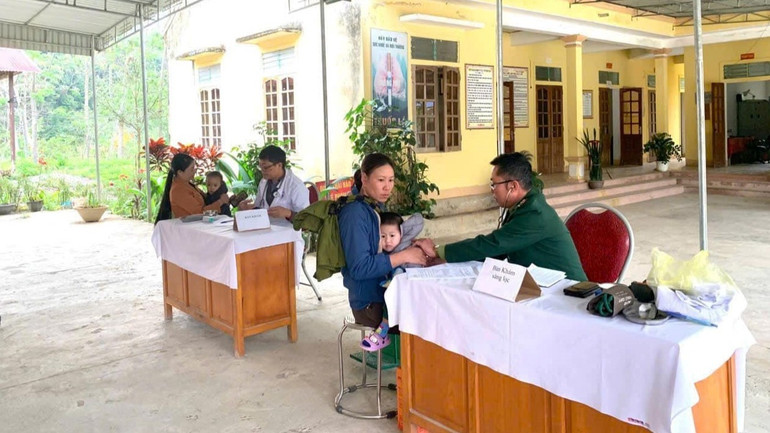 Quân y Đồn Biên phòng Na Loi cùng Trạm Y tế xã Na Loi tổ chức tiêm vaccine phòng sởi cho trẻ em từ 1 đến 6 tuổi và thăm khám, cấp thuốc cho nhân dân trên địa bàn.