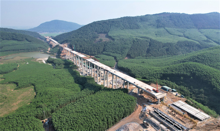 Cầu Thần Vũ 2 có tổng chiều dài 1.287,4m; 32 nhịp; chiều cao các trụ trung bình từ 43m-45m.