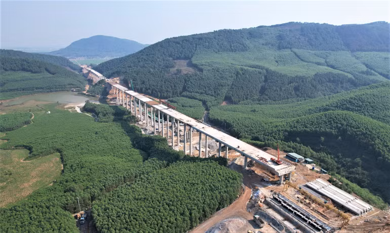 Cầu Thần Vũ 2 có tổng chiều dài 1.287,4m; 32 nhịp; chiều cao các trụ trung bình từ 43m-45m. Cầu Thần Vũ 2 có tổng chiều dài 1.287,4m; 32 nhịp; chiều cao các trụ trung bình từ 43m-45m.