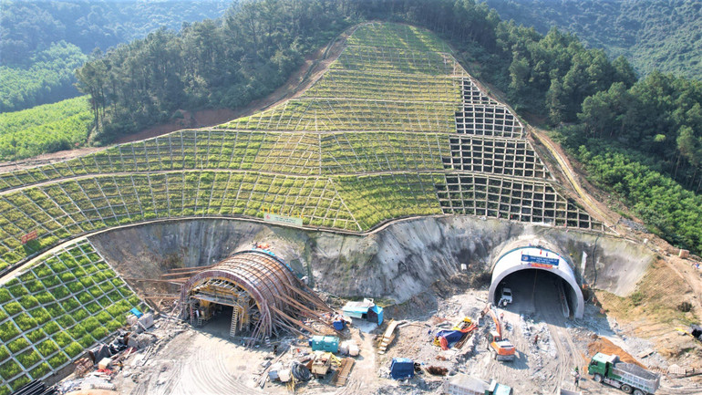 Hầm đường bộ Thần Vũ có tổng chiều dài 1.131m, xuyên qua núi Thần Vũ, phía bắc thuộc huyện Diễn Châu và phía nam thuộc huyện Nghi Lộc, tỉnh Nghệ An.