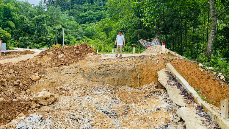 Hiện tượng sạt lở, sụt lún bắt đầu xuất hiện từ tối 14/7 và những ngày tiếp theo càng trở nên nghiêm trọng.