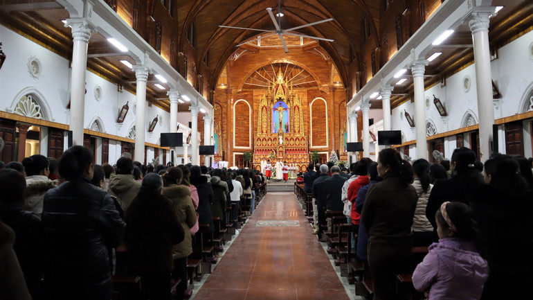 Bà con giáo dân ở giáo xứ Kẻ Gai cùng nhau làm lễ, cầu nguyện một năm mới an lành, hạnh phúc, đất nước hưng thịnh, yên bình.