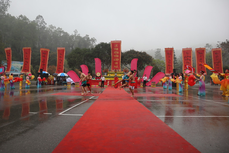 Các thanh niên địa phương biểu diễn màn đấu vật ấn tượng. Tương truyền, cứ vào mùa xuân hằng năm, Vua Mai cho các vùng tổ chức thi vật, chọn lấy những đô vật khỏe mạnh, bổ sung cho đội quân tiên phong. Đấu vật từ đó trở thành một tập quán trong các kỳ hội làng, thể hiện tinh thần thượng võ của người dân xứ Nghệ.