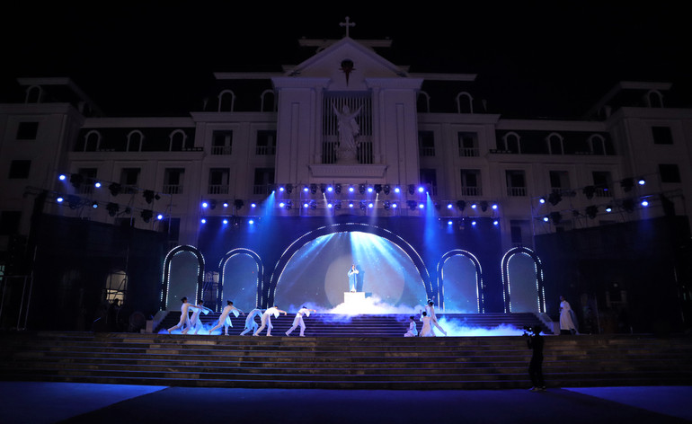 Đêm diễn nguyện tại Tòa Giám mục Xã Đoài - Giáo phận Vinh với những tiết mục được dàn dựng công phu, ý nghĩa.