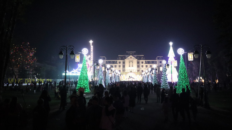 Giáo xứ Xã Đoài, thuộc xã Nghi Diên, huyện Nghi Lộc là giáo xứ mẹ, nơi đứng chân và là trung tâm của Giáo hội Công giáo Vinh, ngập tràn không khí Giáng sinh.