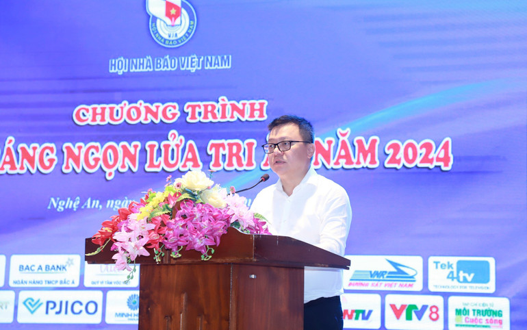 Đồng chí Lê Quốc Minh phát biểu, bày tỏ lòng biết ơn sâu sắc, tri ân những đóng góp của các thương, bệnh binh, người có công đã cống hiến, hy sinh xương máu cho độc lập, tự do của Tổ quốc.