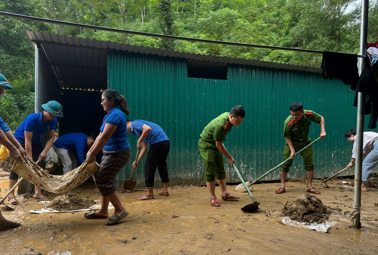 Lực lượng Công an và Đoàn Thanh niên hỗ trợ người dân khắc phục hậu quả mưa lũ.