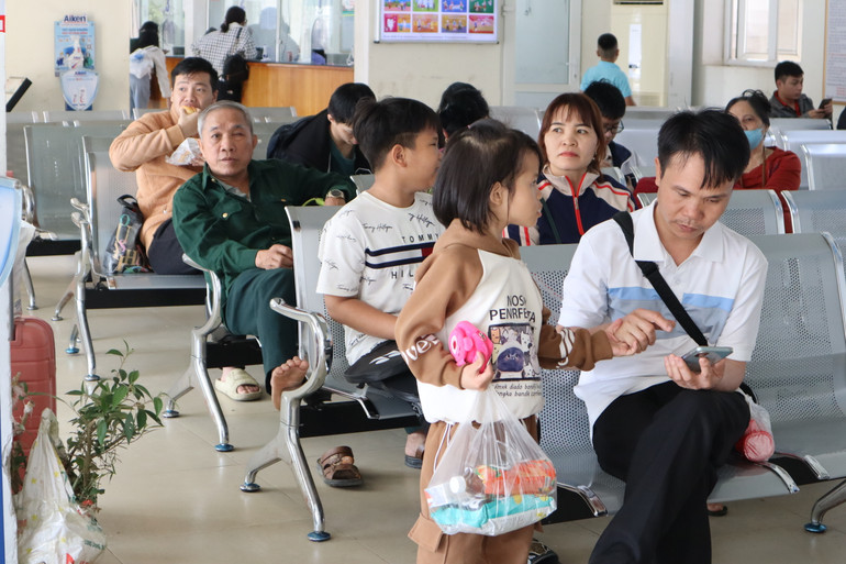 Chị Phạm Thị Nhung (42 tuổi, quê ở huyện Nghĩa Đàn) cùng chồng và 2 con nhỏ từ Thành phố Hồ Chí Minh về quê chồng ở Nam Định đón Tết từ ngày 28 tháng Chạp và mùng 4 Tết về quê chị ở Nghệ An. Hai anh chị cùng là công nhân Công ty cổ phần Phân bón miền nam ở huyện Bình Chánh.