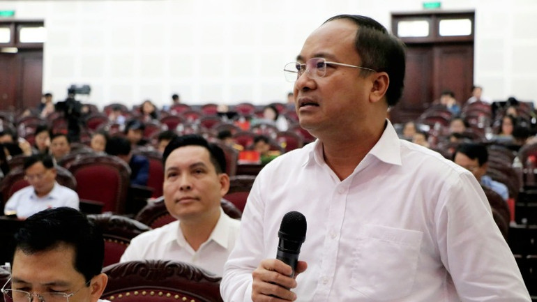 Ông Nguyễn Viết Hưng, Giám đốc Sở Nội vụ tỉnh Nghệ An tham gia trả lời một số vấn đề liên quan đến nhân lực y tế.