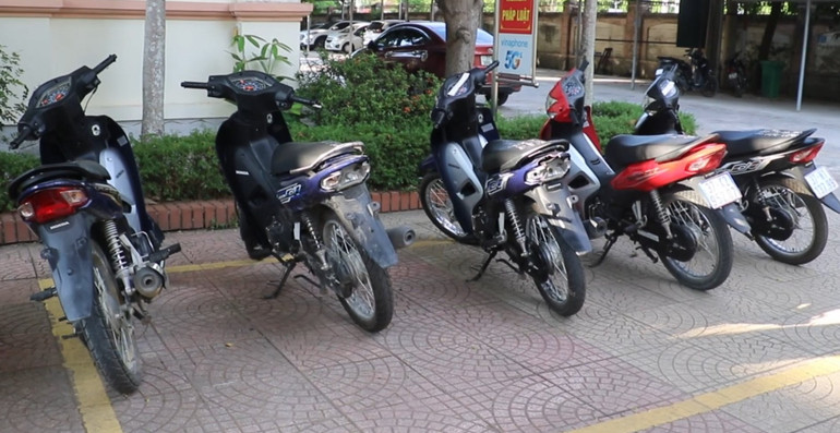 Số xe máy bị N.T.K và N.V.H.A trộm được lực lượng chức năng thu giữ. Số xe máy bị N.T.K và N.V.H.A trộm được lực lượng chức năng thu giữ.
