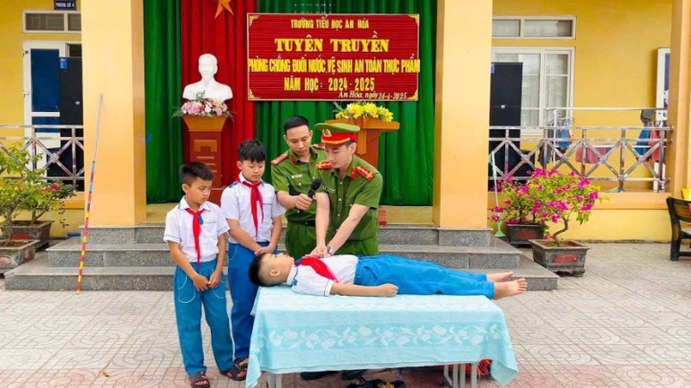 Lực lượng công an hướng dẫn kỹ năng phòng, chống đuối nước cho các em học sinh tiểu học.