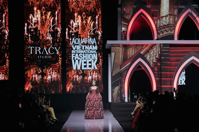 Tuần lễ thời trang quốc tế Việt Nam được tổ chức hằng năm từ năm 2014, do một công ty tư nhân thực hiện. Nguồn: VIFW