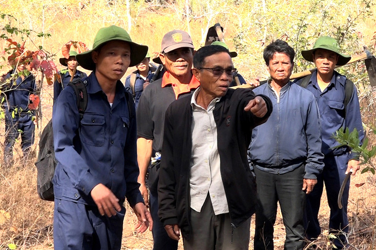 Người dân tỉnh Salavan chỉ đường, hỗ trợ Đội quy tập hài cốt liệt sĩ 192, Bộ Chỉ huy Quân sự tỉnh Thừa Thiên Huế quy tập hài cốt liệt sĩ trên đất bạn Lào.