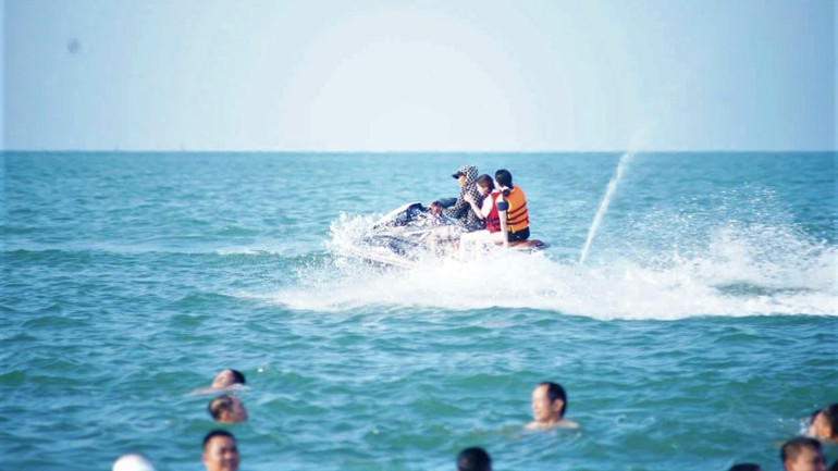 Du khách lo lắng về sự an toàn khi các mô-tô nước hoạt động trong khu vực bãi tắm.