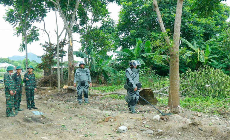 Lực lượng công binh tiến hành kiểm tra, rà soát những nơi nghi ngờ có vật liệu nổ. (Ảnh: TRỌNG KIÊN)