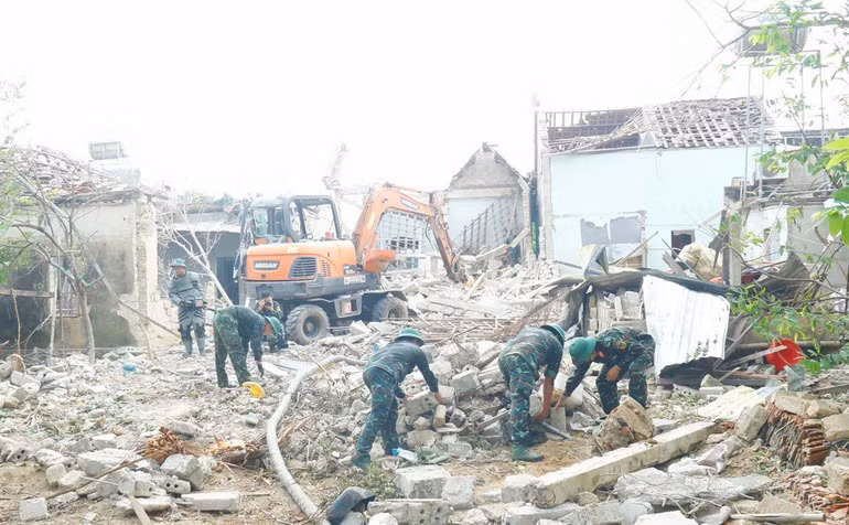 Các lực lượng tiến hành khắc phục hậu quả do vụ nổ gây ra. (Ảnh: TRỌNG KIÊN) Các lực lượng tiến hành khắc phục hậu quả do vụ nổ gây ra. (Ảnh: TRỌNG KIÊN)