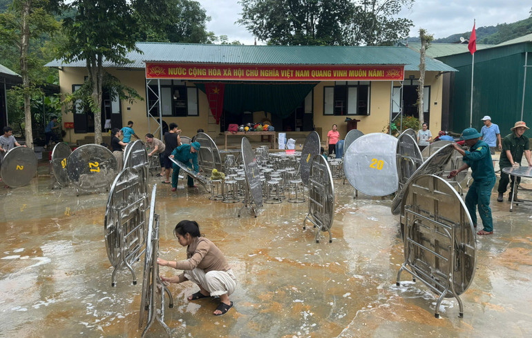 Trường Phổ thông dân tộc bán trú tiểu học Lượng Minh nỗ lực khắc phục hậu quả để sớm đưa hoạt động dạy và học trở lại.
