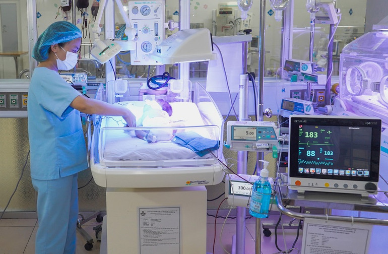 Thực hiện kỹ thuật thay máu toàn phần cho trẻ sơ sinh bị vàng da nặng tại khoa Hồi sức Cấp cứu Sơ sinh.