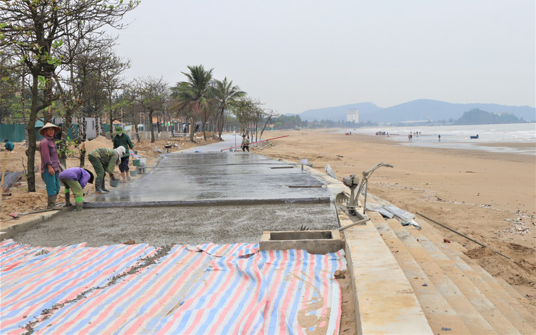 Bờ kè được thiết kế xây dựng kết hợp với đường dạo bộ ven biển.