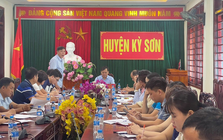 Huyện Kỳ Sơn họp khẩn triển khai các giải pháp phòng, chống dịch bạch hầu.