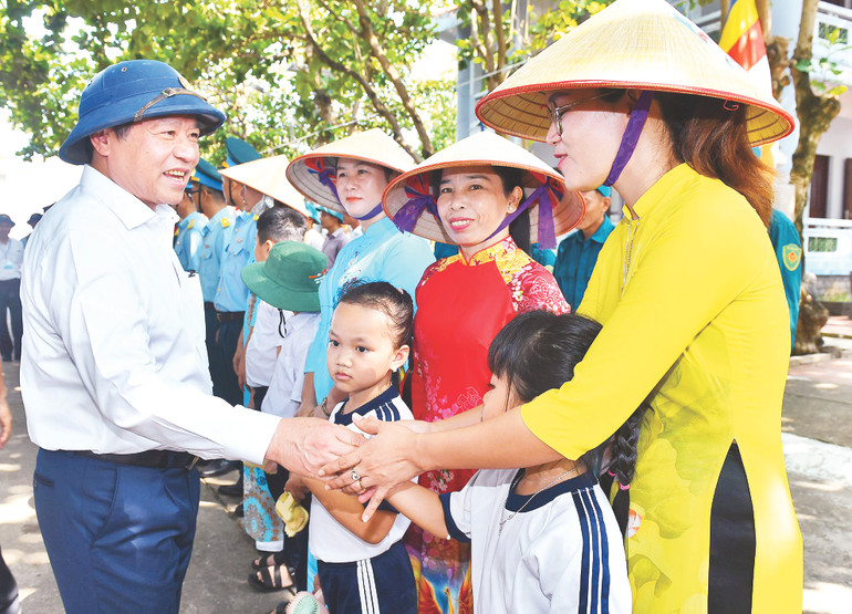 Lãnh đạo Ban Tuyên giáo Trung ương thăm, động viên quân dân trên đảo Trường Sa.