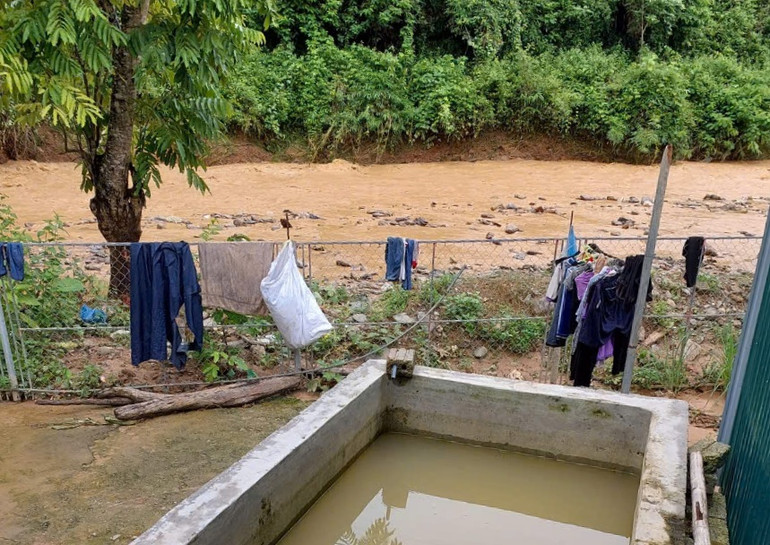 Nước suối Thù dâng cao, chảy xiết đe dọa khu nhà ở bán trú.