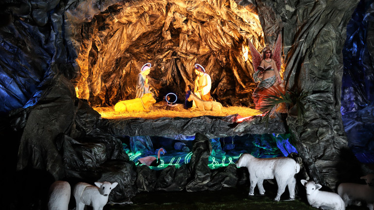 Biểu tượng của lễ hội Giáng Sinh, hang đá tái hiện khung cảnh linh thiêng nơi Chúa ra đời, nhắc nhở về sự hy sinh và tình yêu của Chúa dành cho nhân loại.