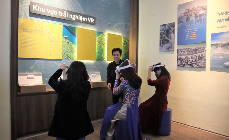 Trải nghiệm “Không gian trải nghiệm số” tại Bảo tàng Nghệ An.