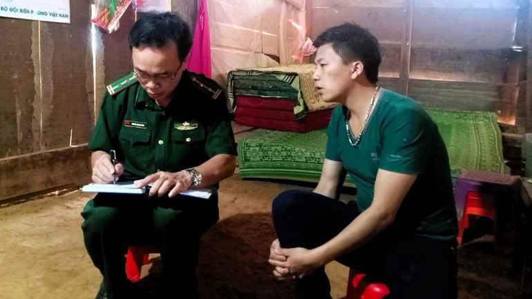 Trung tá Nguyễn Quang Ninh trao đổi, trau dồi khả năng giao tiếp bằng tiếng H’Mông với người dân địa phương.