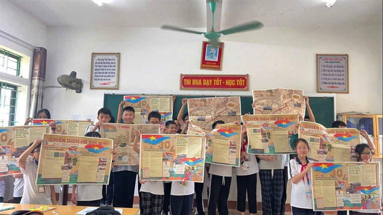 Với tờ phụ san đặc biệt này, các em học sinh sẽ nhanh chóng khám phá, tìm hiểu các hình ảnh, tư liệu lịch sử về Chiến dịch Hồ Chí Minh được tích hợp công nghệ AR và 3D mapping.