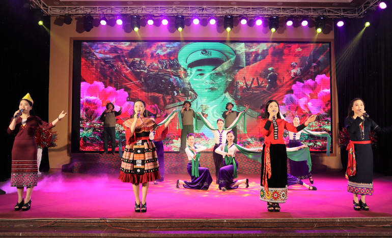 Hình ảnh Đại tướng Võ Nguyên Giáp, Tổng Tư lệnh Chiến dịch Điện Biên Phủ trong buổi Gặp mặt.