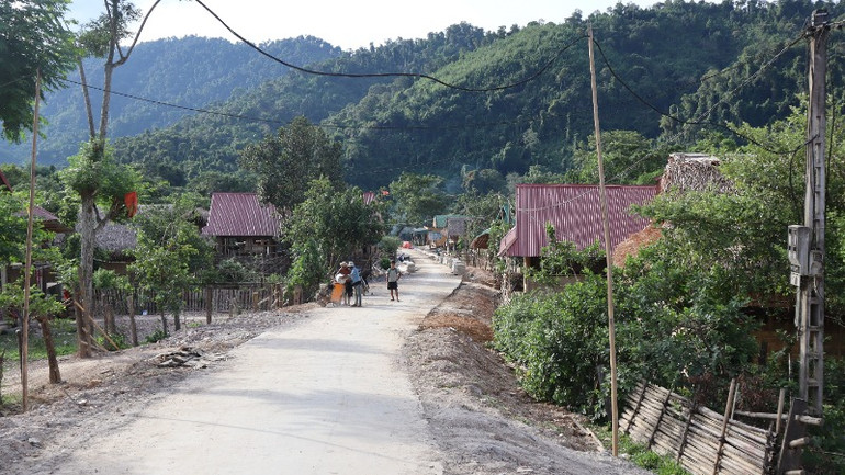 Dù đã có chuyển biến tích cực, nhưng cơ sở hạ tầng bản Khe Búng và bản Cò Phạt còn rất thiếu thốn.