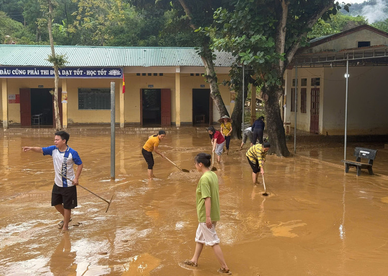 Chính quyền địa phương, lực lượng Công an, các tổ chức đoàn thể đang nỗ lực hỗ trợ nhà trường dọn dẹp bùn đất, khắc phục hậu quả do lũ gây ra.