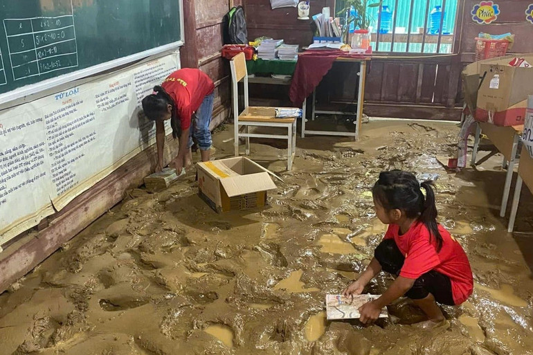 Nước lũ cuốn trôi bếp nấu ăn học sinh và làm hư hỏng số lượng rất lớn đồ dùng, sách vở học sinh của Trường phổ thông dân tộc bán trú tiểu học Lượng Minh.