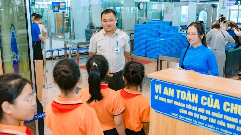 Cảng hàng không Quốc tế Vinh tổ chức tuyên truyền văn hóa an ninh, an toàn hàng không cho các em học sinh.