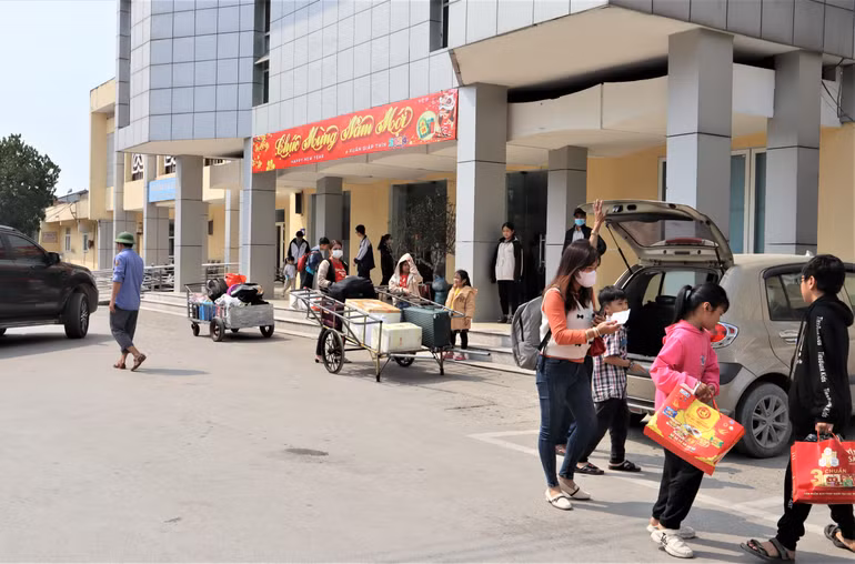 Cùng với ô-tô, tàu hỏa là phương tiện được nhiều người lựa chọn để vào nam.