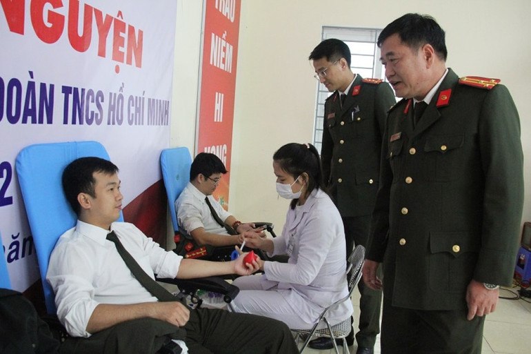 Lãnh đạo các đơn vị quan tâm, động viên cán bộ, chiến sĩ tham gia hiến máu. Lãnh đạo các đơn vị quan tâm, động viên cán bộ, chiến sĩ tham gia hiến máu.