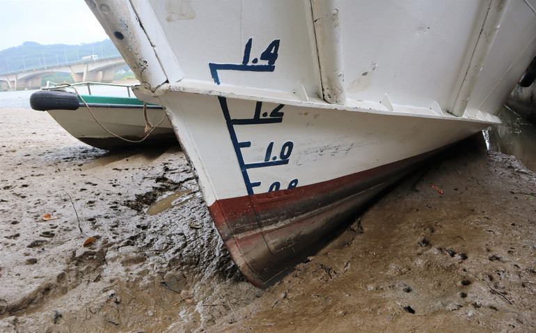 2 tàu kiểm ngư chờ kế hoạch được phê duyệt và thuận con nước để ra biển.