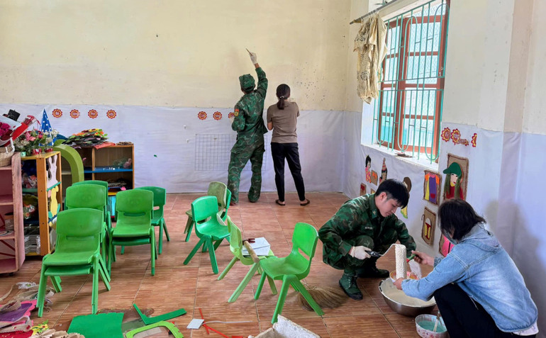 Cán bộ, chiến sĩ Đồn Biên phòng Phúc Sơn (ở xã Phúc Sơn, huyện Anh Sơn) giúp Trường mầm non Cao Vều sơn sửa lại lớp học.