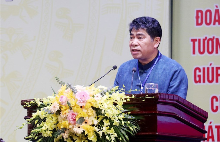 Trưởng Ban Dân tộc tỉnh Nghệ An Vi Văn Sơn phát biểu khai mạc Đại hội.